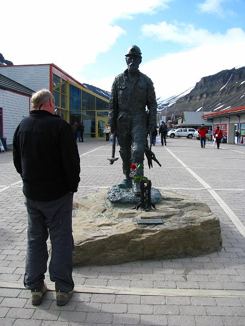 longyearbyen_8thjuly_jmb 116.jpg - La grande place et son hommage aux mineurs.
